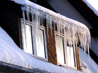 Péče o střechu v zimě – sníh není jen pro radost